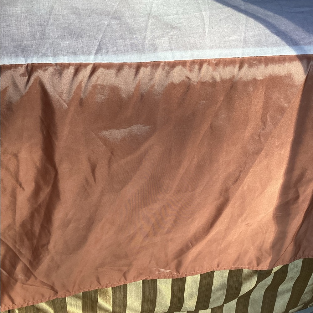 🪸 CORAL SHEEN ELEGANT QUEEN BED SKIRT UNISEX